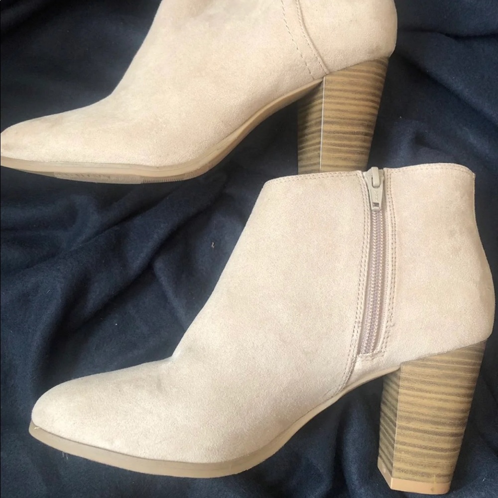 NWOT Size 7 Light Khaki/Cream Suede Booties